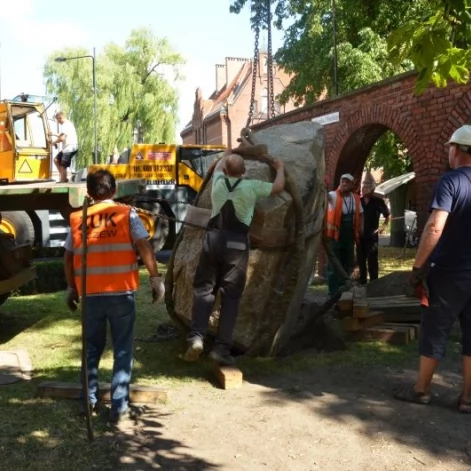 Tczew - Kilkunastotonowy głaz pojawił się w centrum Tczewa