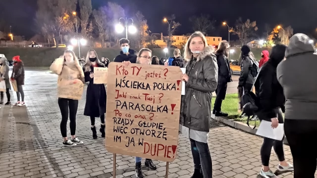 Tczew - Protesty ws. aborcji nie ustają. "Wybaczcie utrudnienia, Tczew ma rząd do obalenia" [FILM]