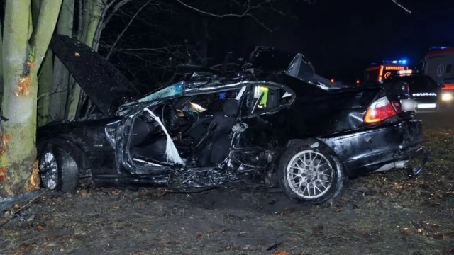 Tczew - Trwa wyjaśnianie okoliczności tragedii. Kierowca stracił panowanie podczas wyprzedzania?