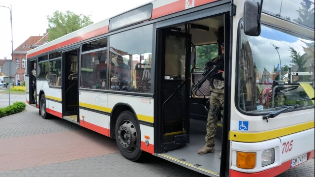 Tczew - Atak terrorystyczny na autobus - negocjacje przed ratuszem