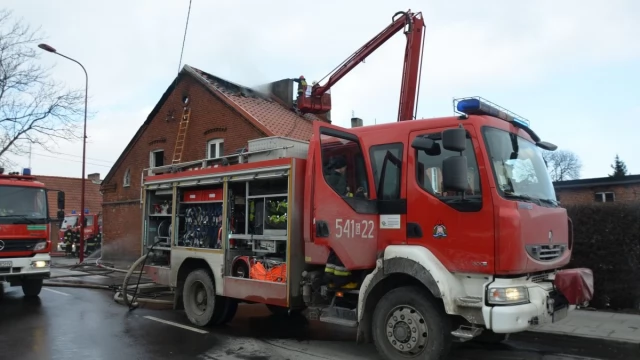 Tczew - Pożar na ulicy Czyżykowskiej. Trwa akcja gaśnicza, jedna osoba ranna