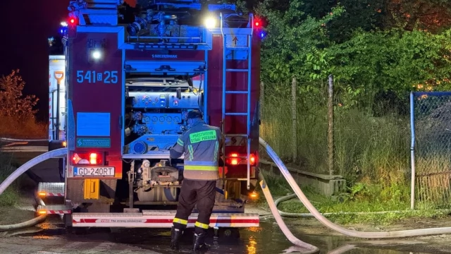 Tczew - Kłęby czarnego dymu nad Tczewem - trwa akcja gaśnicza
