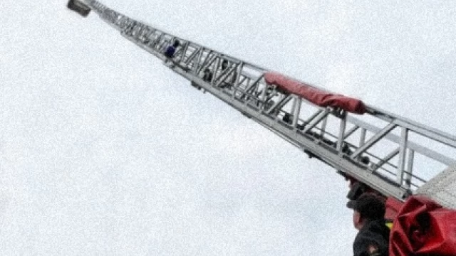 Tczew - Strażacy i policjanci ratowali samobójcę