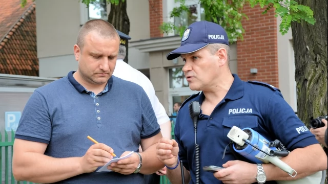 Tczew - Atak terrorystyczny na autobus - negocjacje przed ratuszem