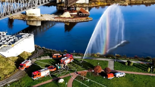 Tczew - Tczewscy strażacy zbudowali wodny most