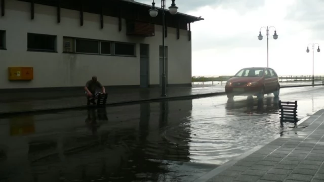 Tczew - Burza z gradobiciem nad Tczewem, w Waćmierku drzewo runęło na samochód