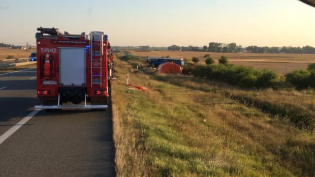 Tczew - Masowy wypadek na A1. Przewrócił się autobus z dziećmi
