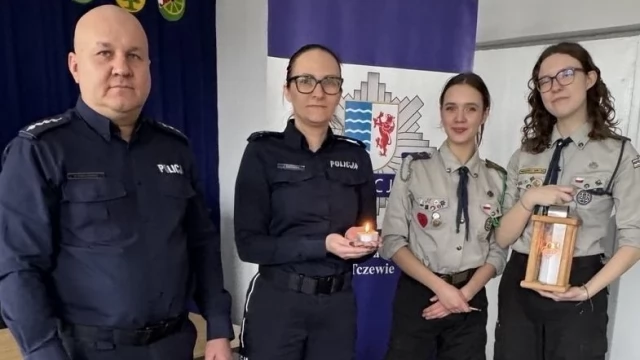 Tczew - Betlejemskie Światełko Pokoju dotarło do tczewskiej Policji