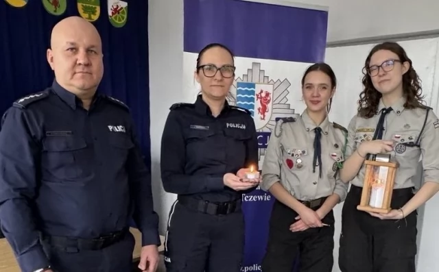 Tczew - Betlejemskie Światełko Pokoju dotarło do tczewskiej Policji
