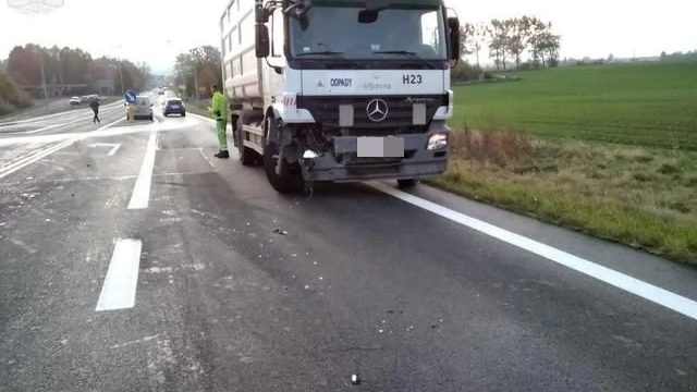 Tczew - Stanisławie. Zderzenie osobówki i śmieciarki