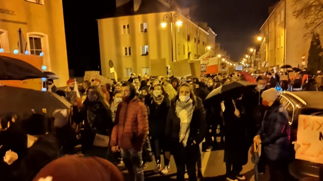 Tczew - Protesty ws. aborcji nie ustają. "Wybaczcie utrudnienia, Tczew ma rząd do obalenia" [FILM]