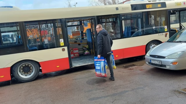Tczew - Kierowcy zebrali karmę dla tczewskiego schroniska