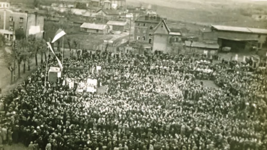 Pogrzeb ekshumowanych ofiar, 1 listopada 1945 r. Procesja szła dzisiejszymi ulicami: Sobieskiego, Mostową, Kolejową, 1 Maja, Kościuszki, Kard. Wyszyńskiego, Mickiewicza, Dąbrowskiego, 30 Stycznia; Zbiory MBP (kolekcja Magdaleny Pawłowskiej)