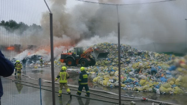Tczew - Pożar na placu sortowani odpadów ZUOS - kilka zastępów walczy z ogniem