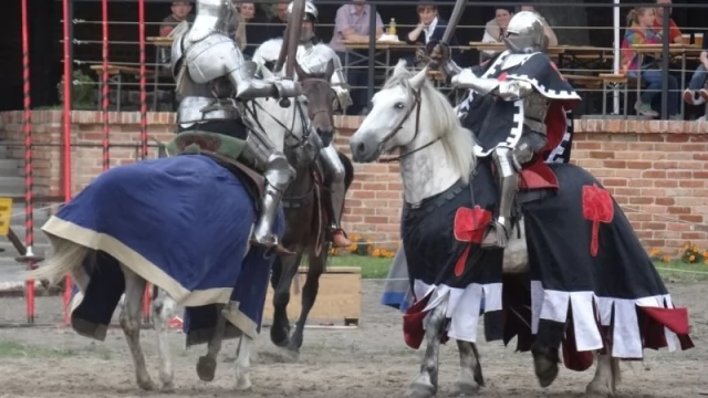 Tczew - Pełne pasji rycerskie pojedynki na kopie i maczugi w Gniewie