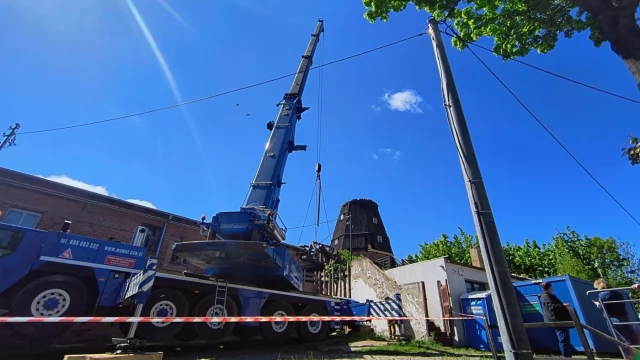 Tczew - Remont zabytkowego wiatraka. Pięcioramienne skrzydło zdemontowane