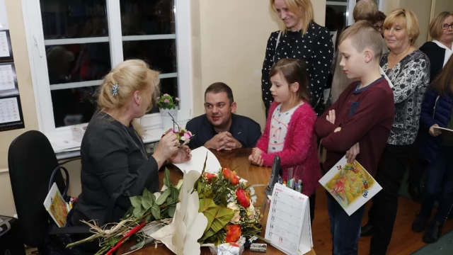 Tczew - Co kryje się "za tęczowymi drzwiami"? Promocja tomiku poetyckiego Zofii Daniel w tczewskiej bibliotece