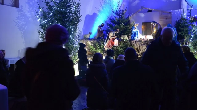 Tczew - Modlitwa, tort i sto lat na narodziny Jezusa. Pasterka w kościele szkolnym