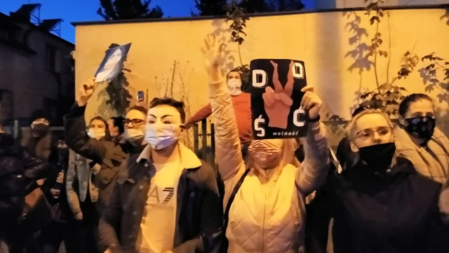 Tczew - Tłumy na ulicach Tczewa. Protest przeciw decyzji TK #PiekłoKobiet
