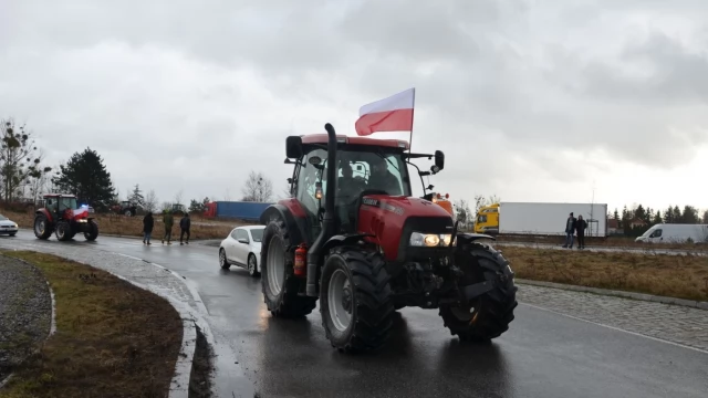 Tczew - Rolnicy wyjechali na drogi. Protest w Czarlinie