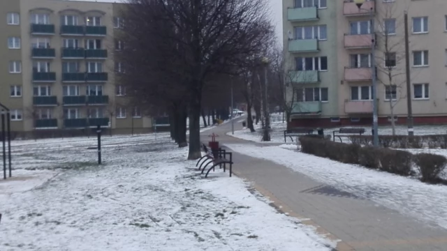 Tczew - Odśnieżanie. Dlaczego chodnik odśnieżają do połowy?