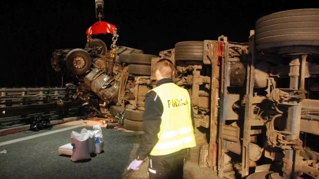 Tczew - Wypadek w Zwierzynku. Kierowca z niewiadomych przyczyn zjechał na pas awaryjny