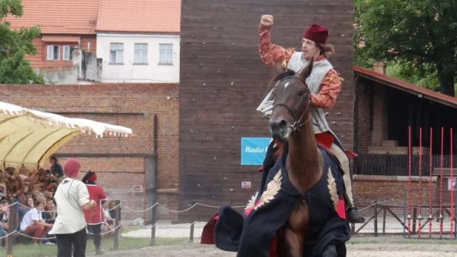 Tczew - Pełne pasji rycerskie pojedynki na kopie i maczugi w Gniewie