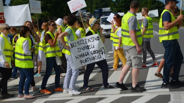 Tczew - Pracownicy inspekcji weterynaryjnej zablokowali dk 22. Walczą o godne płace