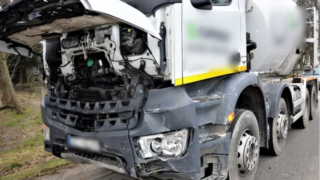 Tczew - Czarlin. Betoniarka staranowała citroena