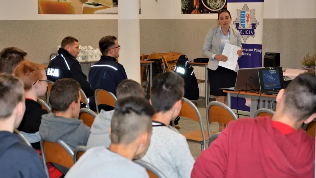 Tczew - Policjanci debatowali z młodzieżą o bezpieczeństwie
