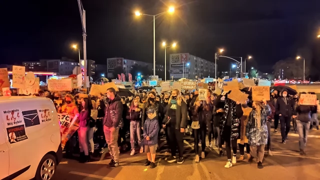 Tczew - Protesty ws. aborcji nie ustają. "Wybaczcie utrudnienia, Tczew ma rząd do obalenia" [FILM]