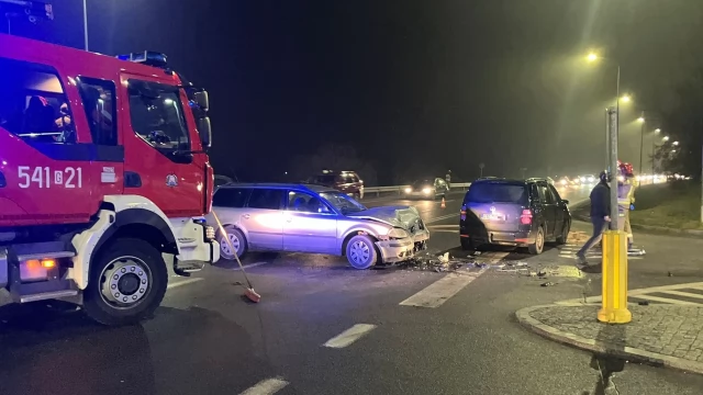 Tczew - Wypadek z udziałem trzech samochodów na alei Solidarności
