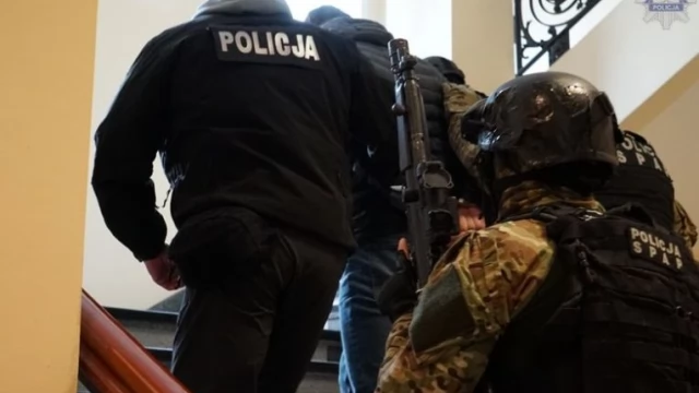 Tczew - Takiej akcji jeszcze w Tczewie nie było! W busie narkotyki za kilkanaście milionów złotych