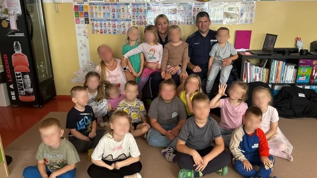 Tczew - Bezpieczny przedszkolak - tczewscy dzielnicowi z wizytą w Przedszkolu Słoneczko