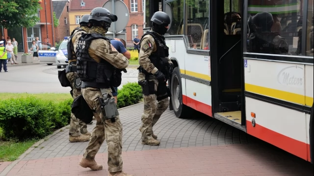 Tczew - Atak terrorystyczny na autobus - negocjacje przed ratuszem