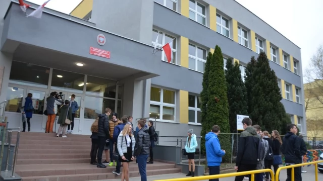 Tczew - W cieniu strajku ruszyły egzaminy gimnazjalne