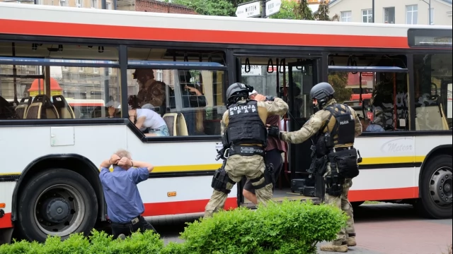 Tczew - Atak terrorystyczny na autobus - negocjacje przed ratuszem
