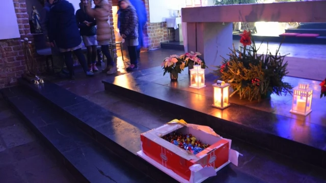 Tczew - Modlitwa, tort i sto lat na narodziny Jezusa. Pasterka w kościele szkolnym