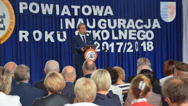 Tczew - Powiatowa inauguracja roku szkolnego. "Ta reforma była odpowiedzią na oczekiwania społeczne"