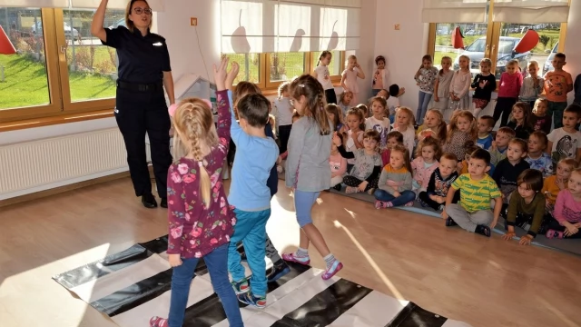 Tczew - Policjantka spotkała się z przedszkolakami