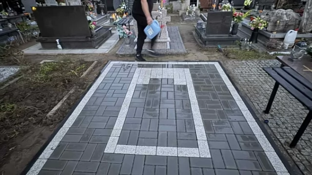 Tczew - Podnoszenie zapadniętych nagrobków czyszczenie las