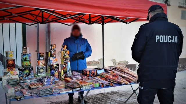 Tczew - Policja kontroluje punkty z fajerwerkami