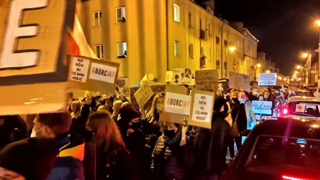 Tczew - Protesty ws. aborcji nie ustają. "Wybaczcie utrudnienia, Tczew ma rząd do obalenia" [FILM]
