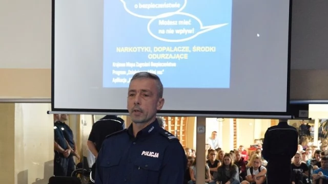 Tczew - "Narkotyki, dopalacze, środki odurzające" - policjanci debatowali z młodzieżą