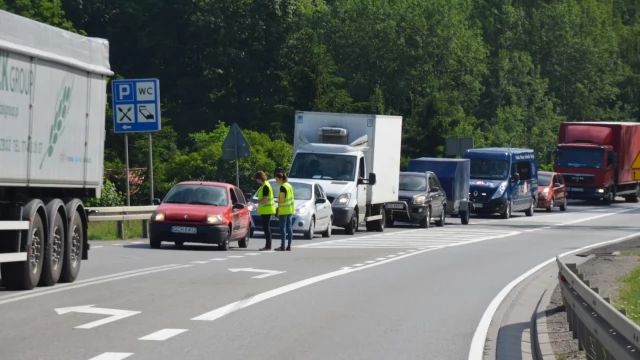 Tczew - Pracownicy inspekcji weterynaryjnej zablokowali dk 22. Walczą o godne płace