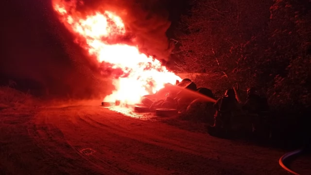 Tczew - Płonęły stare opony - strażacy opanowali pożar