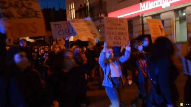 Tczew - Tłumy na ulicach Tczewa. Protest przeciw decyzji TK #PiekłoKobiet
