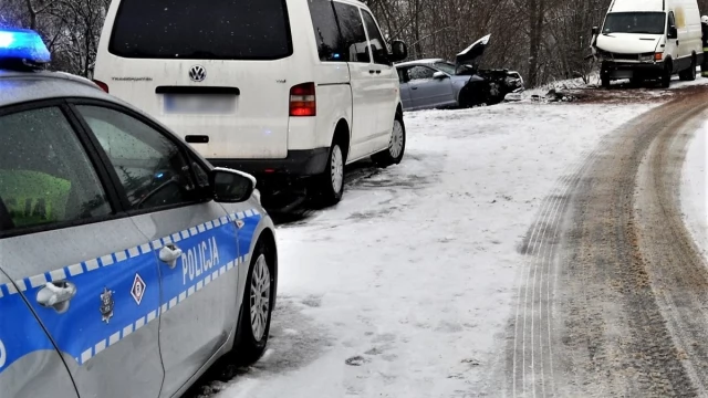 Tczew - Policjanci pracowali na miejscu wypadku w Jaźwiskach