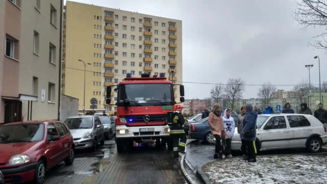 Tczew - Pożar na Saperskiej. Mężczyzna znaleziony w piwnicy w ciężkim stanie, jest więcej poszkodowanych