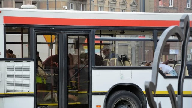 Tczew - Atak terrorystyczny na autobus - negocjacje przed ratuszem